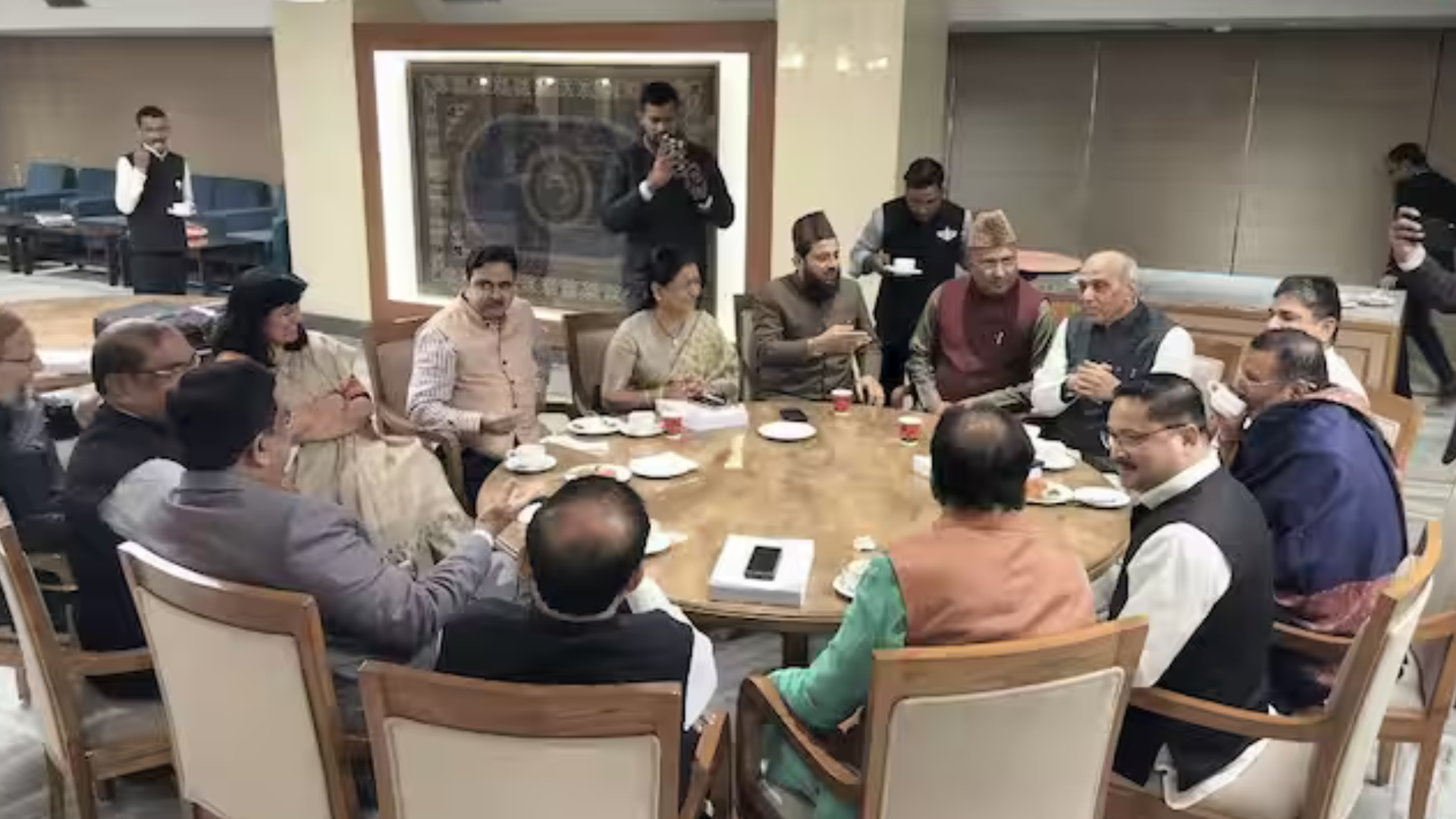 Waqf Bill: वक्फ की जमीन पर 15 लाख किराएदार! रिपोर्ट अनुसार जेपीसी घबराई हुई और डरी हुई हैं।