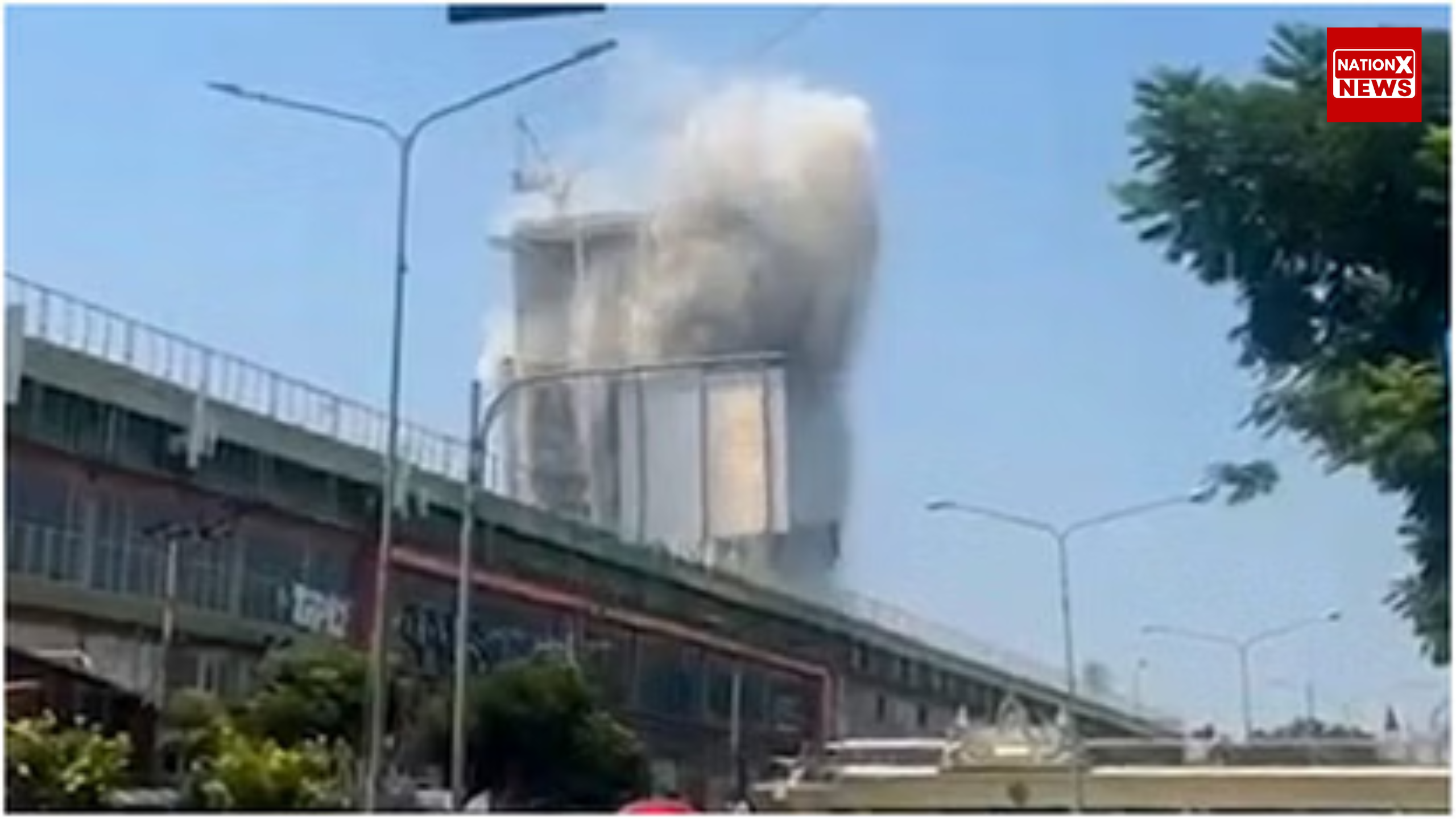 Earthquake: तेज भूकंप में भरभरा नीचे गिरे गगन चुंबी इमारत, छत पर बने स्वीमिंग पूल का पानी सड़कों पर बहता नज़र आया।